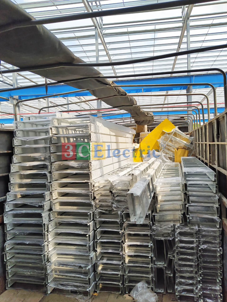 Vận chuyển thang cáp sơn tĩnh điện Vận chuyển thang cáp sơn tĩnh điện tận công trình