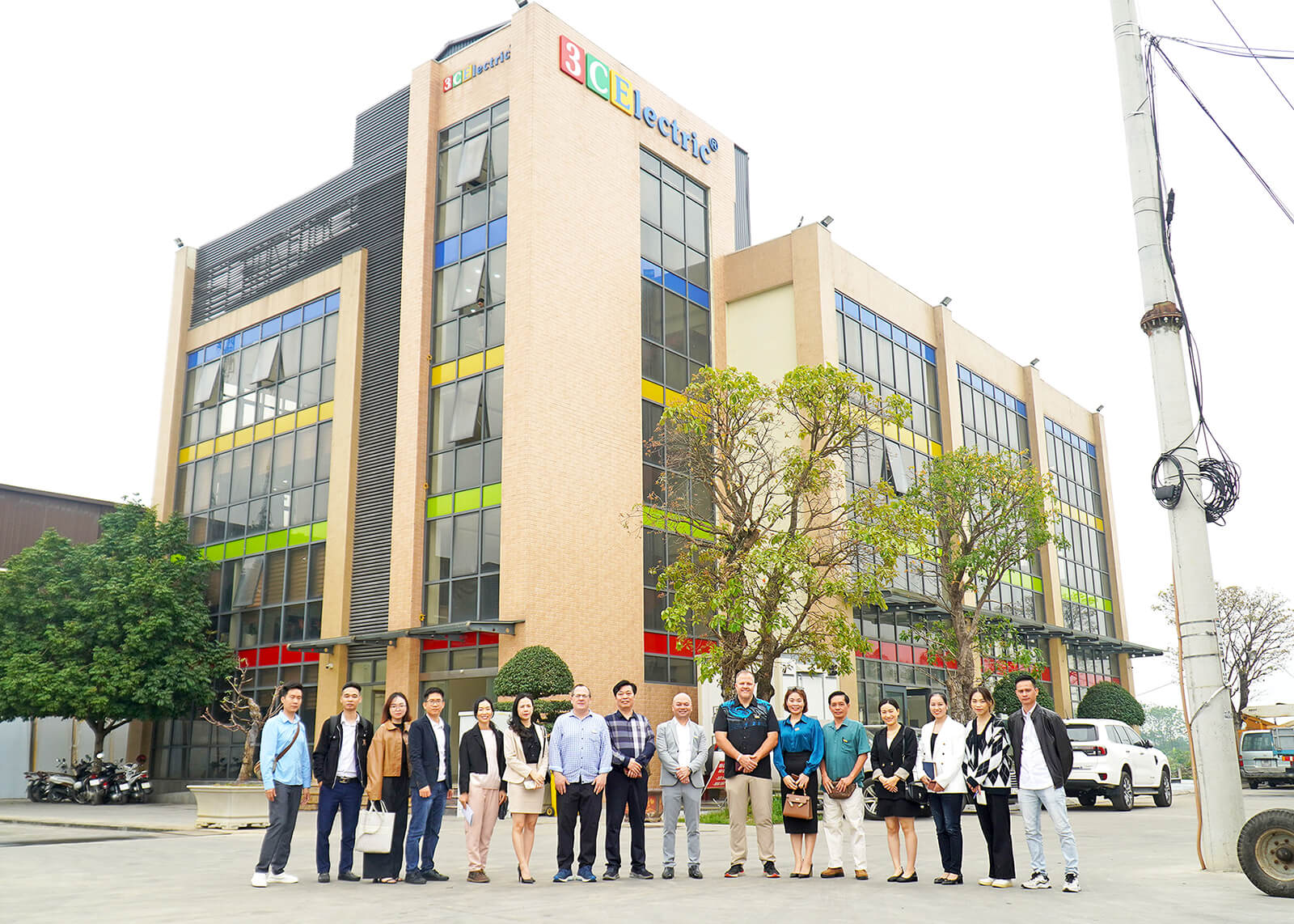 nhà máy 3CElectric đón tiếp đoàn khách tập toàn Connecticut Electric đến thăm và làm việc